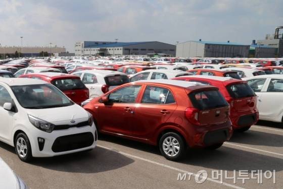 지난 8일 기아차 '올 뉴 모닝'(수출명 피칸토)이 자동차 운반선에 선적되기 전 현대글로비스 평택항 물류기지에서 대기하고 있다./사진=현대글로비스