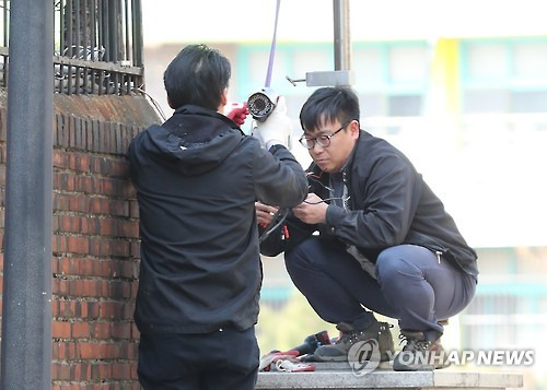 (서울=연합뉴스) 이상학 기자 = 13일 오후 서울 강남구 삼성동 박근혜 전 대통령 사저에서 관계자들이 외부 CCTV 교체작업을 하고 있다.  leesh@yna.co.kr