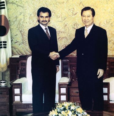 알 왈리드는 1998년 IMF(국제통화기금) 외환 위기 당시, 한국 기업에 모두 2억5000만달러를 직접 투자했다. 고(故) 김대중 전 대통령을 예방하기도 했다.