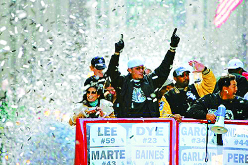 이만수 감독(맨 오른쪽)이 2005년 10월 29일 미국 시카고 다운타운 거리에서 열린 시카고 화이트삭스 우승 카퍼레이드에서 환호하고 있다.