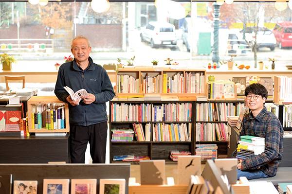 ⓒ시사IN 윤무영 1956년 문을 연 동아서점은 할아버지로부터 아버지 김일수씨(왼쪽), 아들 김영건씨로 이어져오고 있다.