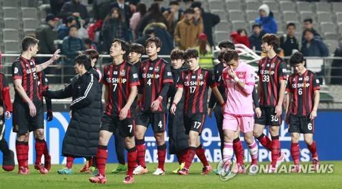 (서울=연합뉴스) 한종찬 기자 = 15일 오후 서울월드컵경기장에서 열린 2017 아시아축구연맹(AFC) 챔피언스리그 F조 조별리그 3차전 FC서울 대 웨스턴 시드니 원드러스(호주)의 경기. 3-2로 패한 서울 선수들이 아쉬워하고 있다. 2017.3.15 saba@yna.co.kr