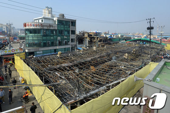 지난 18일 화재가 난 인천 남동구 소래포구 어시장. 불에 그을린 철근 구조가 흉물스럽게 남아 있다. 뉴스1DB