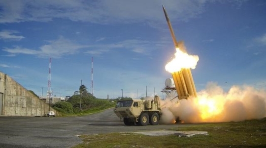 미군이 지난 2014년 미국 미사일방어(MD) 체계의 핵심인 사드(THAAD·고고도미사일방어체계)를 시험 발사하고 있다.  미국 국방부 미사일방어청 제공