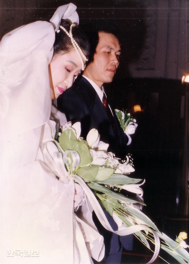 1992년 11월 결혼식 당일, 주례 앞에 선 두 사람. 주변에 널리 알리지는 못했어도 만혼인지라 하객이 꽤 많았다. 정의당 제공