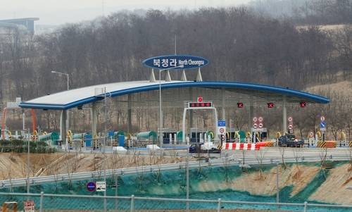 (인천=연합뉴스) 윤태현 기자 = 인천과 김포를 잇는 인천김포고속도로(제2외곽순환고속도로) 개통을 사흘 앞둔 20일 오전 인천시 서구 인천김포고속도로 북청라나들목에서 직원들이 운영 마무리 작업을 하고 있다. 2017.3.20 tomatoyoon@yna.co.kr (끝)