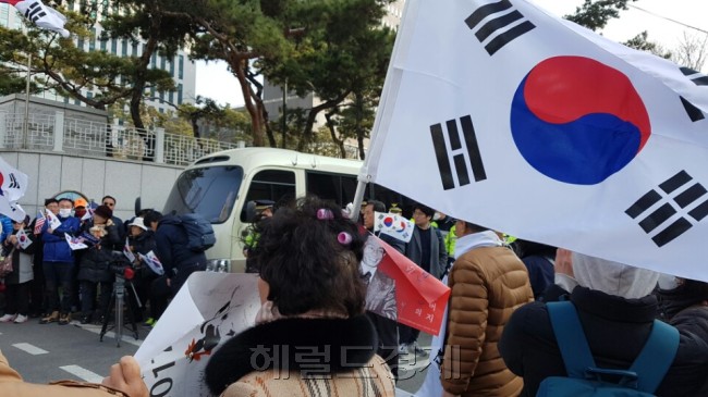 일부 탄기국 회원들이 머리에 헤어롤을 한 채 서울중앙지검 앞에서 시위를 벌이고 있다. [사진=손지형 기자/consnow@heraldcorp.com]