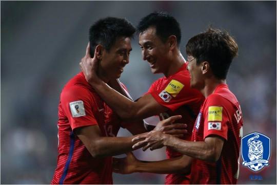 구자철(왼쪽)과 지동원(가운데)은 독일 분데스리가 아우크스부르크는 물론, 대표팀에서도 함께 활약하며 특유의 '찰떡호흡'을 자랑한다.(사진=대한축구협회 제공)