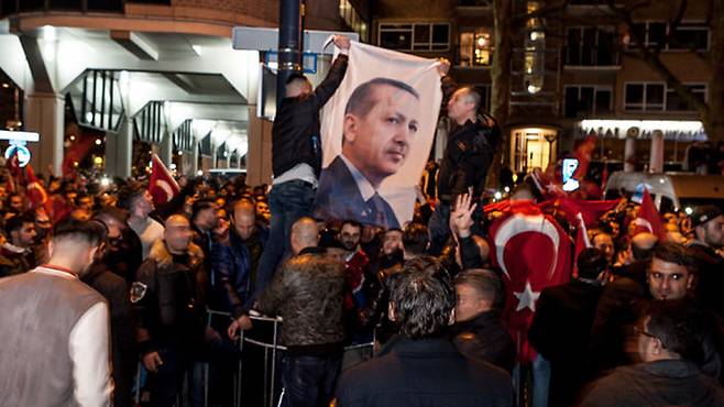 네덜란드가 개헌 지지집회를 열기 위해 네덜란드를 방문하려는 터키 외교장관의 입국을 막자 로테르탐의 거리를 점령한 터키 시위대