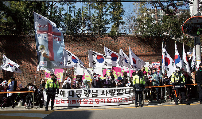 3월14일 서울 삼성동 박근혜 전 대통령 사저 앞에서 지지자들이 태극기를 흔들고 있다. © 시사저널 고성준