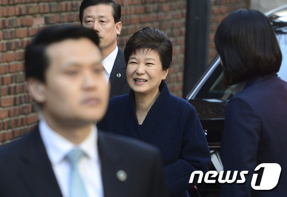 박근혜 전 대통령이 지난 22일 오전 피의자 신분으로 검찰 조사를 마친 후 서울 강남구 삼성동 자택으로 들어서고 있다. © News1
