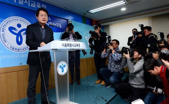 조희연 서울시교육감이 16일 오후 종로구 신문로 서울특별시교육청에서 '비선실세'로 지목된 최순실씨의 딸 정유라씨의 청담고 특혜 의혹에 대한 감사 결과 중간발표를 하고 있다. 조 교육감은 "최순실 게이트는 국정 농단이기도 하지만 '교육 농단'이기도 하다"며 "졸업 취소는 두 번도 가능하다"고 말했다. /사진=뉴스1