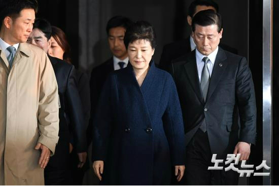 박근혜 전 대통령이 22일 오전 서울 서초동 중앙지검에서 조사를 마친 뒤 귀가하고 있다. (사진=자료사진)