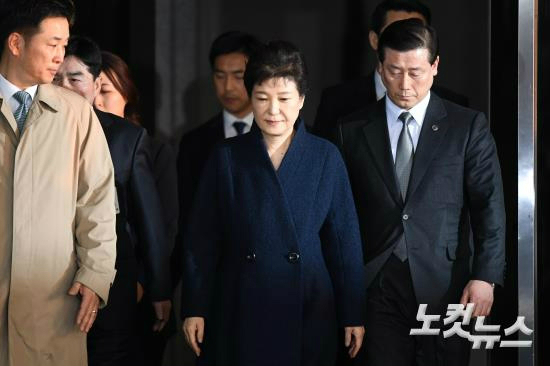 박근혜 전 대통령이 22일 오전 서울 서초동 중앙지검에서 조사를 마친 뒤 귀가하고 있다. (사진=자료사진)