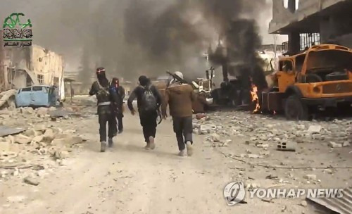 지난달 21일 시리아반군 조직 '아흐라르 알샴'이 다마스쿠스 동부의 교전 모습이라며 공개한 영상 속 조직원들의 모습.[AP=연합뉴스]