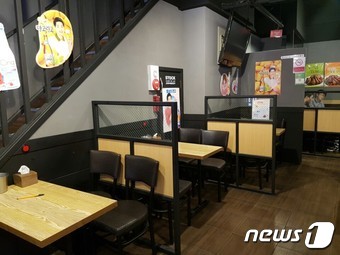 지난 22일 오후 서울 명동 시내 한 치킨 전문점은  손님이 적어 한산한 모습이었다. © News1