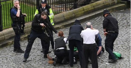 런던 경찰이 테러 용의자를 제압하고 있다. - BBC 캡처