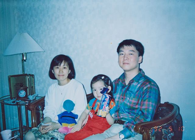 1992년 딸과 함께 놀러 간 지인의 집에서. 안철수 후보 캠프 제공
