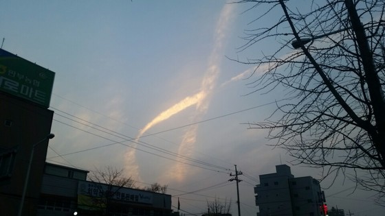 온라인에서 화제가 되고 있는 '원주 세월호 리본 구름 사진'. [사진 김태연]