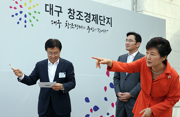 ⓒ연합뉴스 박근혜 전 대통령(맨 오른쪽)이 2014년 9월 대구 창조경제단지 부지를 방문해 설명을 듣고 있다.