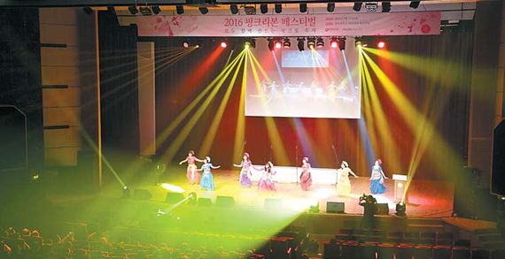2016 핑크리본 페스티벌 공연에서 국립암센터 민들레회가 벨리댄스를 선보이고 있다.