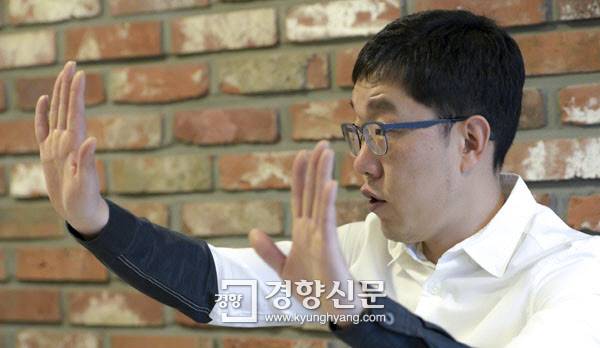 방송인 김제동이 지난 20일 서울 서초동 사무실에서 경향신문과 인터뷰하고 있다. / 이석우 기자 foto0307@kyunghyang.com