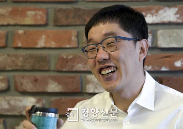 방송인 김제동이 지난 20일 서울 서초동 사무실에서 경향신문과 인터뷰하고 있다. / 이석우 기자 foto0307@kyunghyang.com