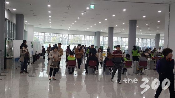 25일 국민의당 첫 '완전국민경선'이 진행되고 있는 광주 김대중컨벤션센터 /사진=백지수 기자