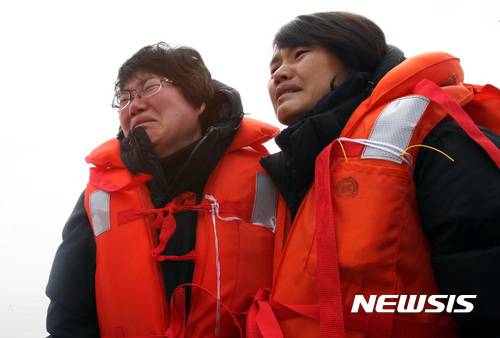 【진도=뉴시스】신대희 기자 = 26일 오전 전남 진도군 맹골수도에서 중국 인양업체 상하이샐비지가 반잠수식 선박에 부양된 세월호 선체의 배수 작업을 벌이고 있는 가운데, 미수습자 허다윤양의 어머니 박은미(47·여·왼쪽)씨와 조은화양의 어머니 이금희(47·여)씨가 눈물을 흘리고 있다. 세월호는 25일 오후 9시15분께 선체 전체가 해수면 위로 올랐다. 2017.03.26. sdhdream@newsis.com