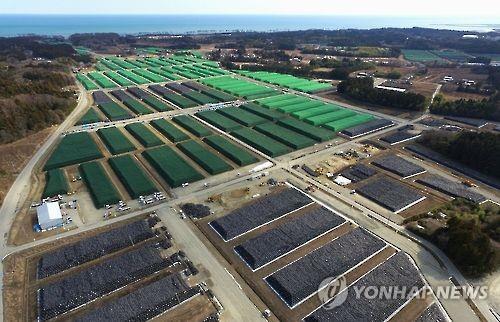 후쿠시마 원전사고로 오염된 흙이 커다란 자루에 담겨 산더미처럼 쌓여 있다. [교도=연합뉴스 자료사진]