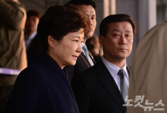 박근혜 전 대통령이 지난 22일 서울 서초동 중앙지검에서 조사를 마친 뒤 귀가하던 모습이다. (사진공동취재단)