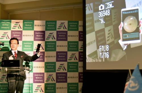 [뉴욕 교도=연합뉴스 자료사진] 미국 뉴욕 시내에서 기자회견을 통해 미국와 일본이 연대한 원격의료 추진을 설명하는 요시다 아키토시 일본 아사히카와 의과대학 학장.
