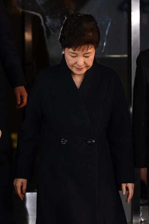 박근혜 전 대통령이 22일 오전 검찰 피의자 조사를 마친 뒤 서울 서초동 검찰청사를 나서고 있다./연합뉴스 제공