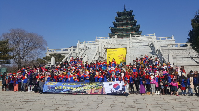 Muslim tourists from Indonesia pose in front of the National Folk Museum of Korea in Seoul in this February file photo. (Korea Tourism Organization)