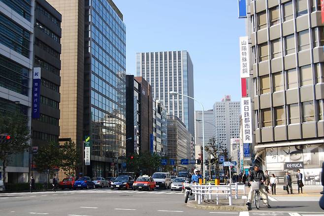 도쿄의 사무실 지구 중 한 곳인 니혼바시의 모습. 일본 정부는 인구 감소에 따른 일손 부족 등을 해소하기 위해서 28일 일하는 방식 개혁 방안을 발표했다. <한겨레> 자료 사진
