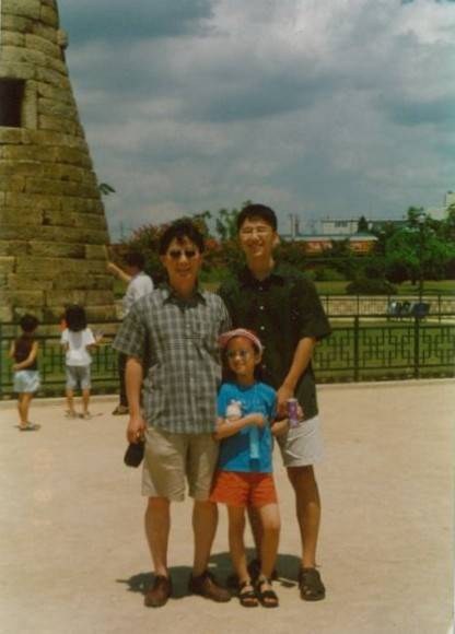 유승민 후보가 한국개발연구원(KDI) 재직 당시 아들 유훈동씨와 딸 유담씨와 경주 첨성대에서 함께한 모습.