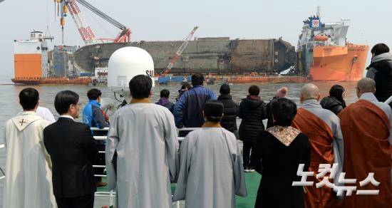 28일 오전 세월호 미수습자의 조기수습을 기원하는 4대종단 종교행사가 세월호 사고해역에서 열리고 있다. (사진공동취재단)