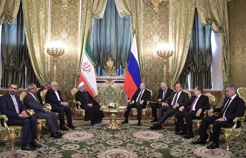 모스크바를 방문한 하산 로하니 이란 대통령(중앙 왼쪽)과 블라디미르 푸틴 러시아 대통령(중앙 오른쪽)이 양국 대표단이 배석한 가운데 회담하고 있다. [타스=연합뉴스]