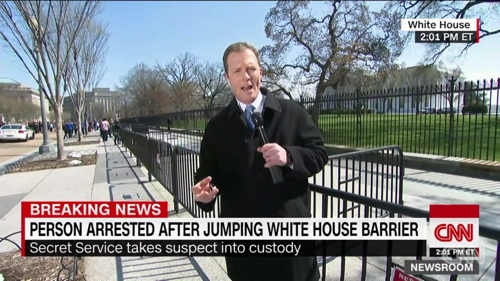 지난 18일(현지시간) 한 남성이 미국 백악관 담장 앞에 설치된 자전거 거치대를 넘어 담장으로 다가가다 비밀경호국(SS)에 체포됐다. 사진은 사건 발생후 CNN 방송 기자가 자전거 거치대 앞에서 보도하는 모습. [CNN 홈페이지 캡처]