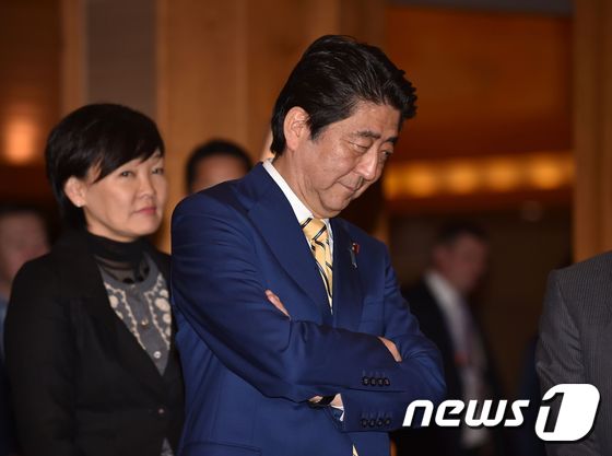 아베 신조 일본 총리(오른쪽)와 부인 아키에 여사(자료사진) © AFP=뉴스1