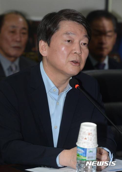 【서울=뉴시스】홍효식 기자 = 국민의당 대선주자인 안철수(왼쪽) 전 대표가 31일 오후 서울 중구 서울시티타워에서 열린 직능경제인단체총연합회 회원단체 회장단 정책간담회에 참석해 인사말을 하고 있다. 2017.03.31. yesphoto@newsis.com
