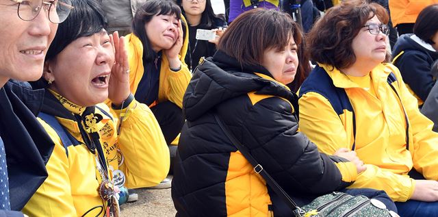 화이트마린호가 목포신항에 접안하는 모습을 보며 유가족들이 오열하고 있다. 목포=사진공동취재단