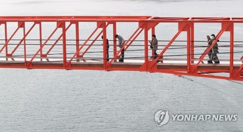 (창원=연합뉴스) 김동민 기자 = 관광객들이 '콰이강의 다리' 스카이워크 위를 걷고 있다.