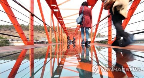 (창원=연합뉴스) 김동민 기자 = 관광객들이 '콰이강의 다리' 스카이워크 투명 강화유리 위를 걷고 있다.