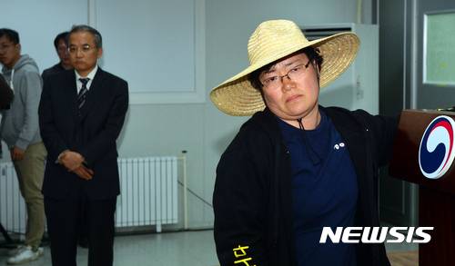 【목포=뉴시스】류형근 기자 = 4일 오후 전남 목포시 목포신항만 취재지원실에서 미수습자 조은화 양 어머니 이금희씨가 "세월호 선체조사위원회를 더이상 믿을 수 없다"며 돌아서고 있다. 뒷편에 김창준 위원장이 서있다. 2017.04.04. hgryu77@newsis.com