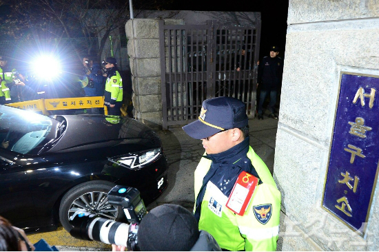파면 21일 만에 뇌물 등의 혐의로 구속된 박근혜 전 대통령이 지난달 31일 새벽 경기도 의왕시 서울구치소로 들어서고 있다. (사진=황진환 기자/자료사진)