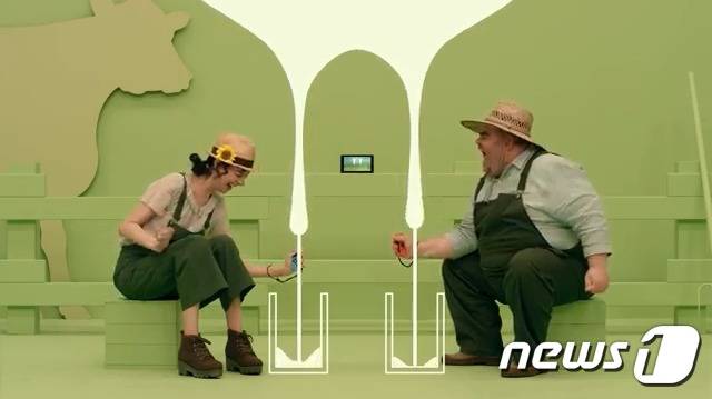 닌텐도 1-2스위치를 이용해 '밀크' 게임을 하고 있는 게이머들. (닌텐도 유투브 캡처) © News1