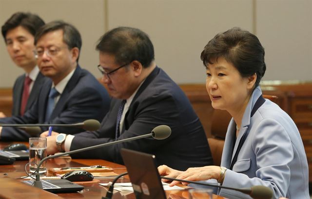 지난해 박근혜 대통령이 청와대에서 대통령 주재 수석 비서관 회의를 열고 있다. 고영권 기자