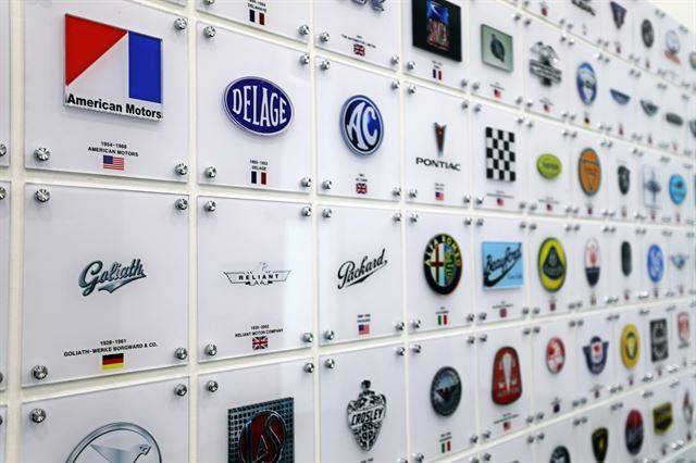 경주 세계 자동차 박물관에 걸려 있는 자동차 브랜드 로고들. 사진 조두현 기자