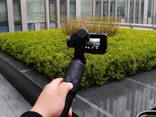 각도 고정 버튼을 사용하는 모습